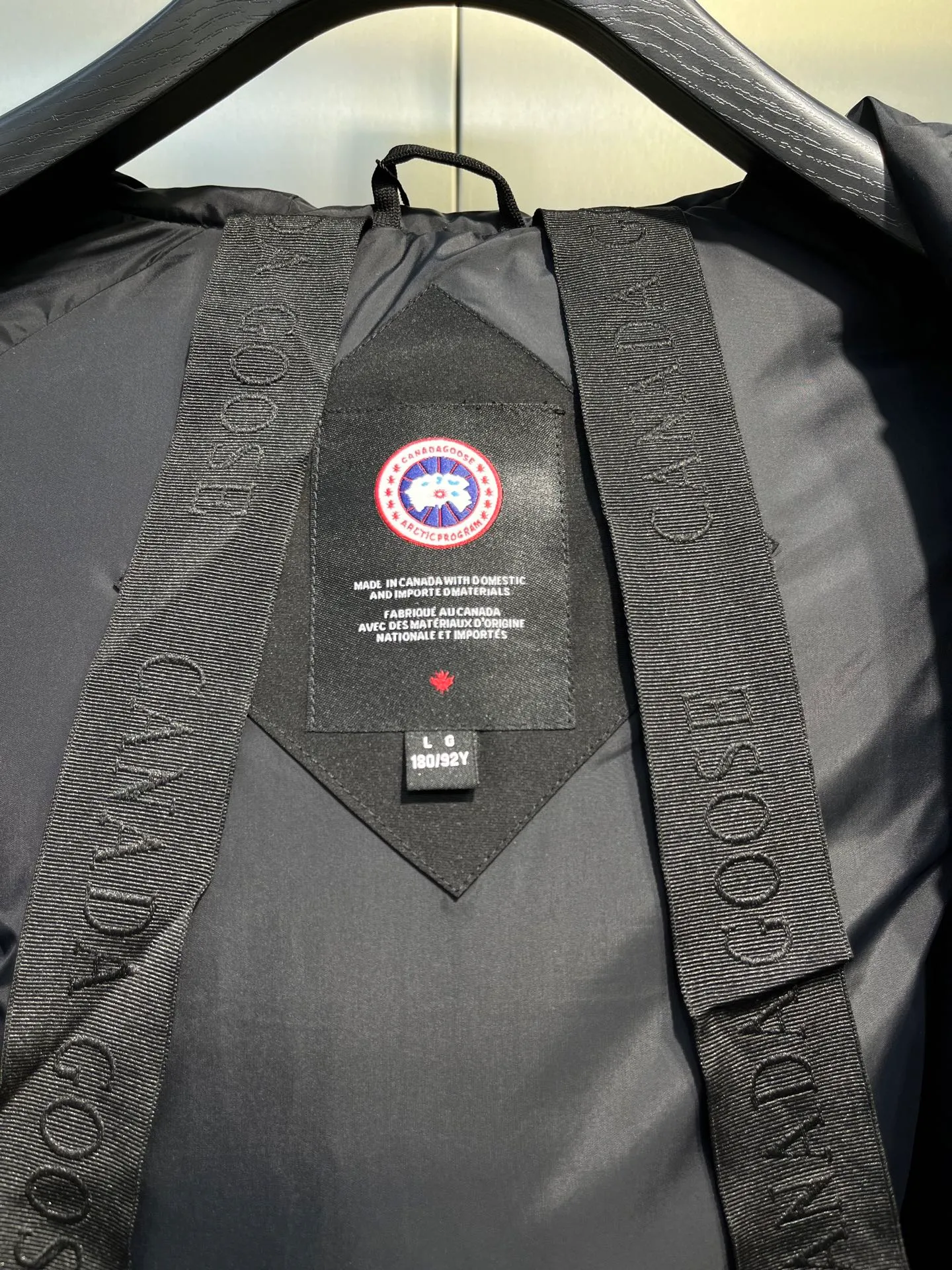 P720 high-end version black (new version of Big Goose 01) Canada Goose Canada Goose #Chilliwack 7999M bomber jacket short down jacket/01 model #Men and Women Same Style# ➖ Genuine synchronous anti-counterfeiting chip sensor! ➖ Imported 21S polyester-cotton blended original fabric [last year’s 16S/18S hard fabrics have been completely eliminated, this year all use 21S genuine synchronous fabrics, the soft mid-strap feels delicate and textured], genuine synchronous Feather-Light 10D waterproof coating fabric, made of 84.5 polyester fiber and 15.5 cotton, 100% the best feel in the entire network! ➖ The genuine official website is synchronized with the national standard 80 white duck down, you can check the official website customer service, there will never be a series of misleading claims such as 90 down or goose down! ➖ Using the best nylon lining with double double-layer sealing design, velvet-proof No. 7 needle + grid-filled down ready-made garments, there is 100% no so-called velvet running! ➖ The cuffs are designed with thickened seamless threads, and the collar and pockets are lined with top-quality polar fleece to keep you warm and comfortable! ➖ Yoshida YKK provides original custom-made electroplated sliders. YKK two-way lockable zippers are tight and smooth and will not peel off paint! ➖ 3M composite guarantees that the Velcro is the same as the original, durable, and all accessories and hardware are custom-made! ➖ Imported BEHRINGER embroidery machine to customize the 10,000-needle embroidery logo, 98% of which can be reproduced to restore the original logo. You can check and compare on the official website! ➖ The fur collars are all made of large pieces of Western Canadian blue wolf hide, ensuring that each fur collar is 13-15cm wide!   Size:XS-XXL
